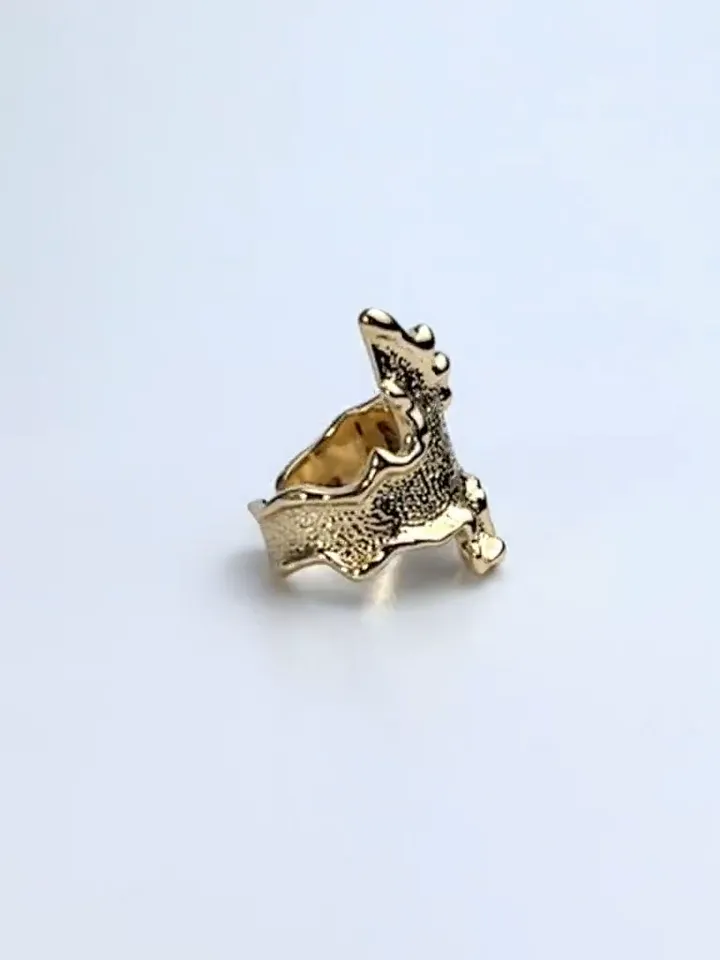 Ring, gold-plated, crumpled, embossed, large with the effect of compressed metal, curved trendy shape, textured, wide, one-size adjustable 16-20 size
