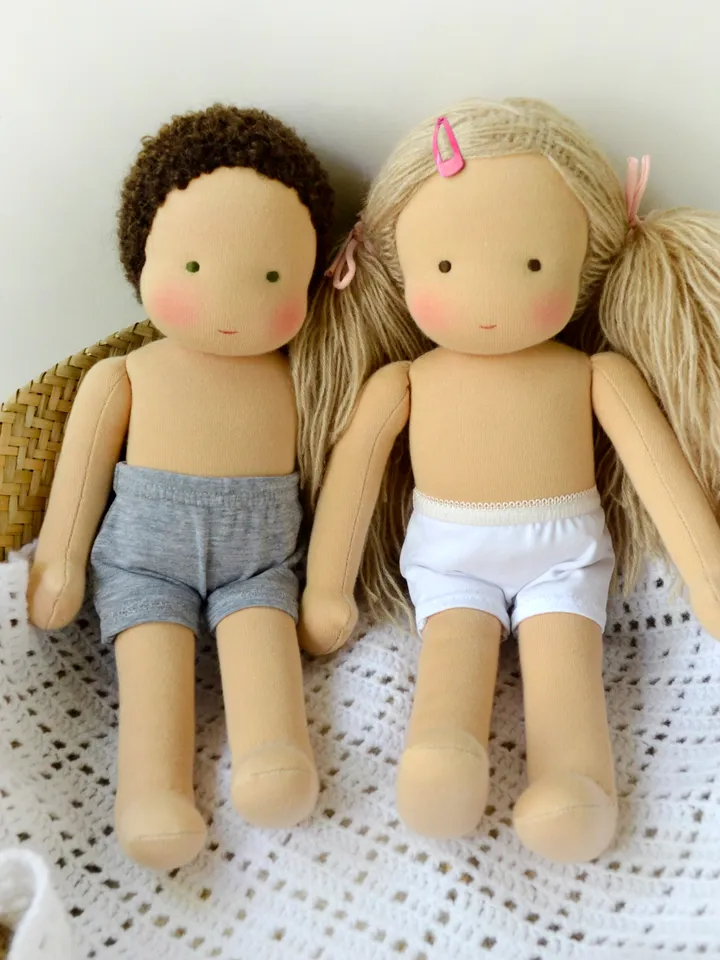 DIY clothes set for a Waldorf doll 13 inch (33 cm) tall. PDF sewing patterns and tutorials.