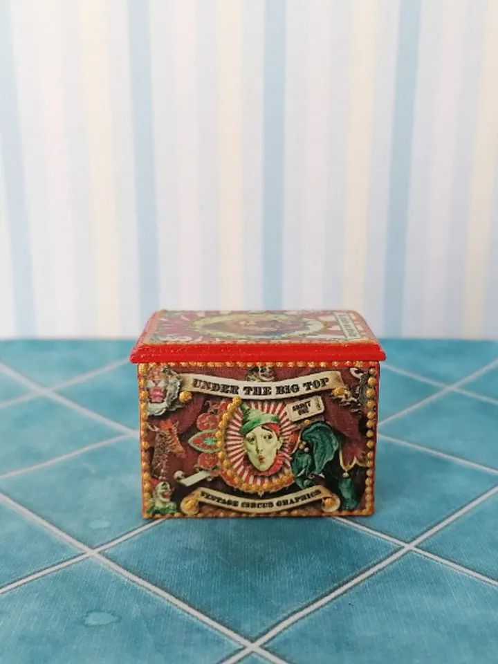 Box with circus figurines to fill the dollhouse in 1:12 scale. Completely handmade.