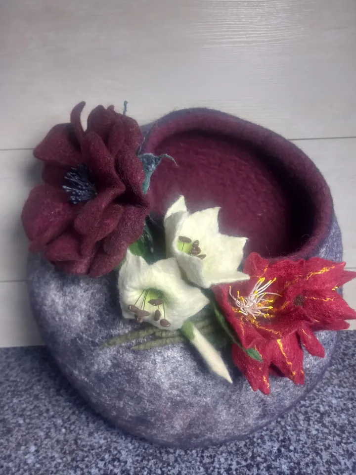 Домики-лежанки для кошек и небольших животных.