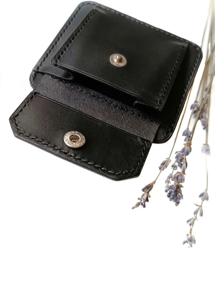 Free PDF pattern of a cardholder with a coin pocket.