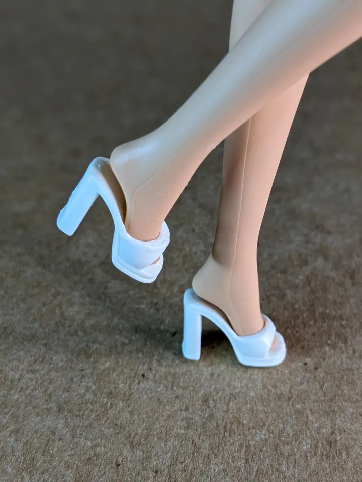 White slippers with wide heels for 1/6 scale female dolls