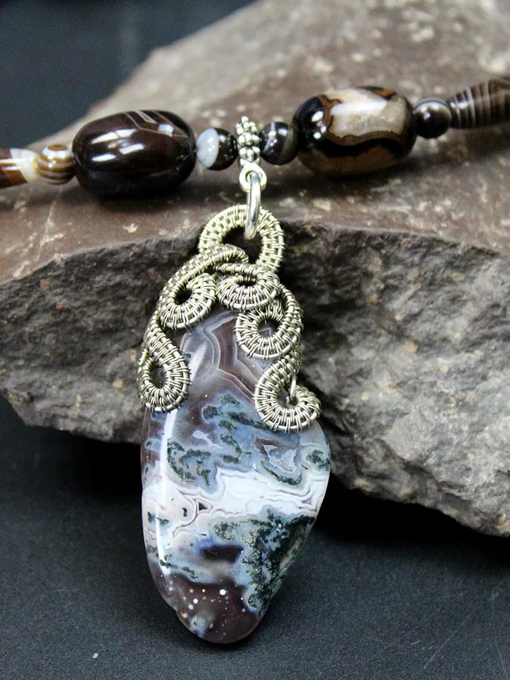 Handmade necklace made of agate.
