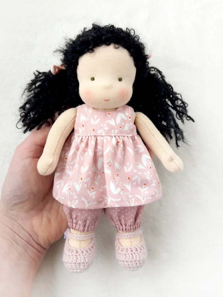DIY clothes set for a Waldorf doll 7 inch (18 cm) tall. PDF sewing patterns and tutorials.