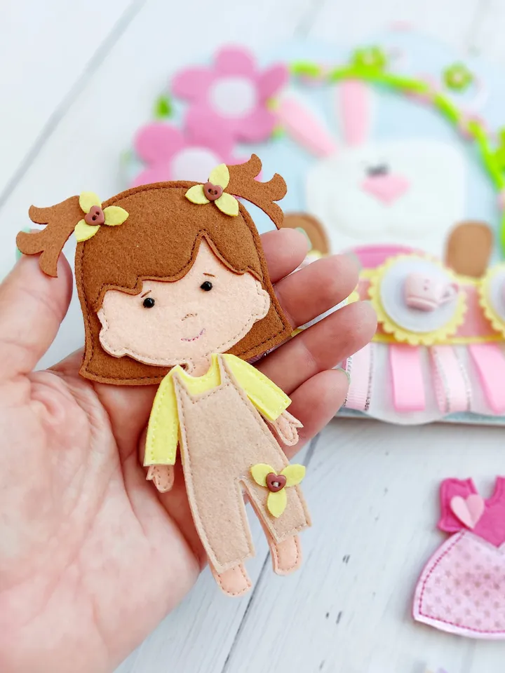 Spring Dollhouse Felt, Dollhouse for children with a set of clothes and food,Portable Fabric Dollhouse Room