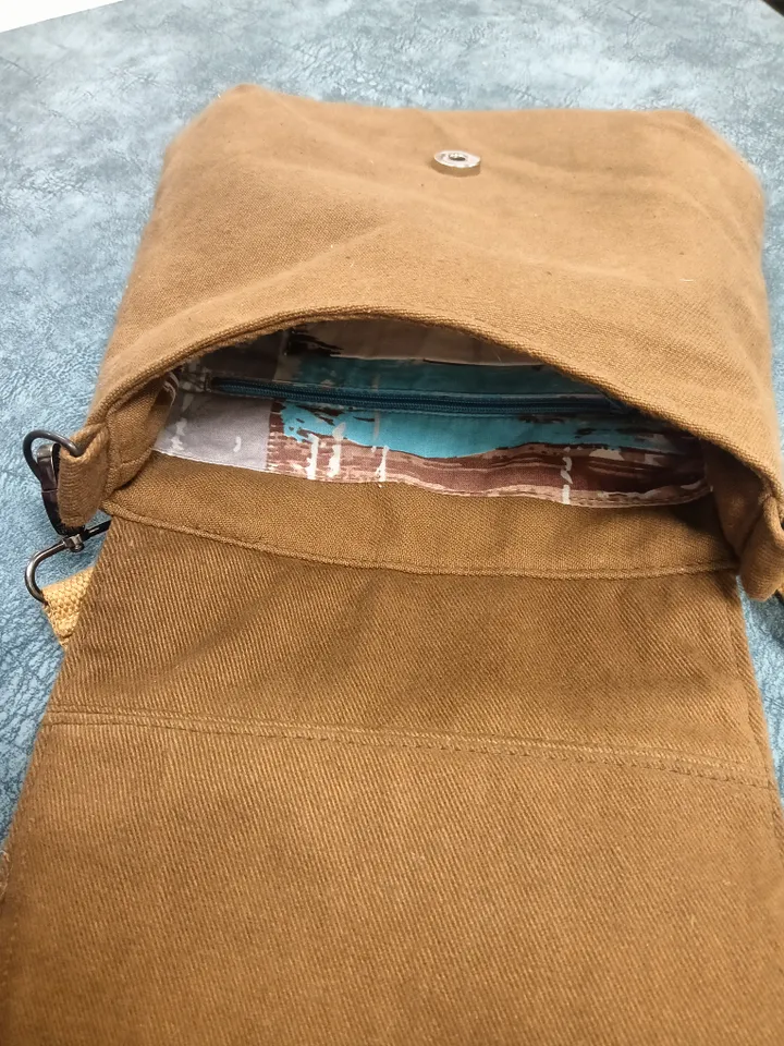 Denim handbag features a marine-style tapestry flap, cotton lining and 4 pockets inside. The strap on the carabiners is adjustable up to 123 cm /48,4". The size of the handbag is approximately 26cm/10,2"*23 cm/9", magnetic button closure. The weight is