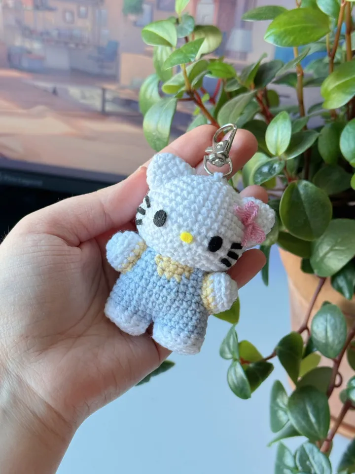 PATTERN crochet hello kitty, pdf crochet pattern, US terms, sanrio crochet, keychain crochet, amigurumi kitty in overalls