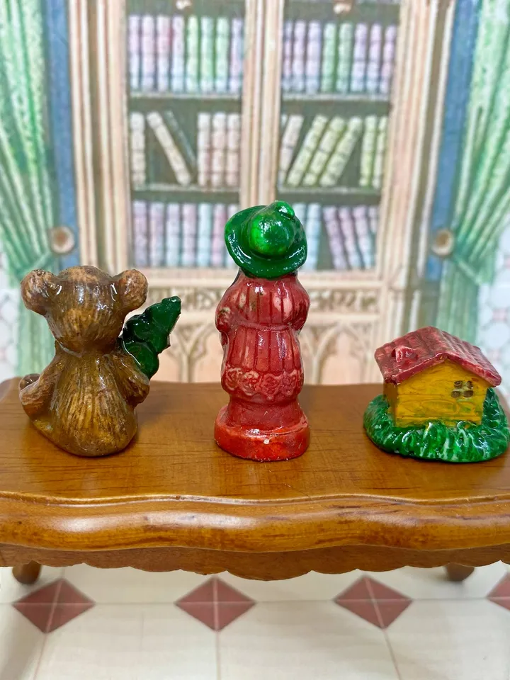 Vintage ceramic figurines for a dollhouse. 1:12. Mini figurines for a doll. Dollhouse accessories.