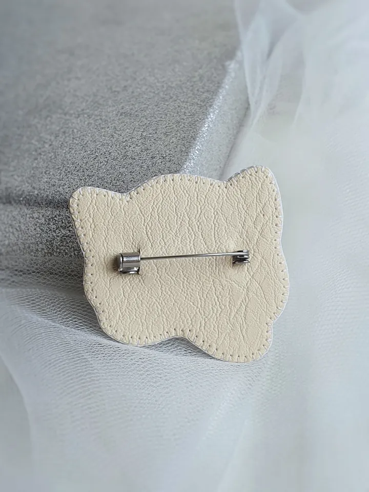 Kitten Brooch. Hand-embroidered brooch, artistic satin stitch.