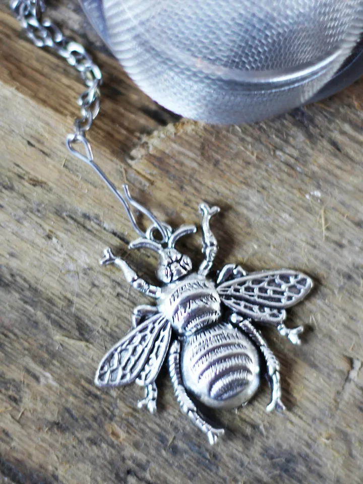 Honey bee tea ball infuser for herbal tea, Tea infuser charm bee, Tea Strainer bee pendant, loose leaf tea lover gift