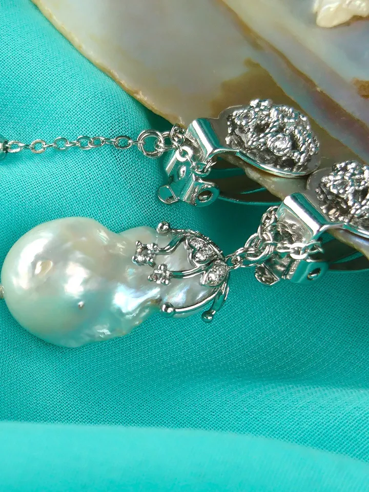 Clips with baroque pearls asymmetric on chains