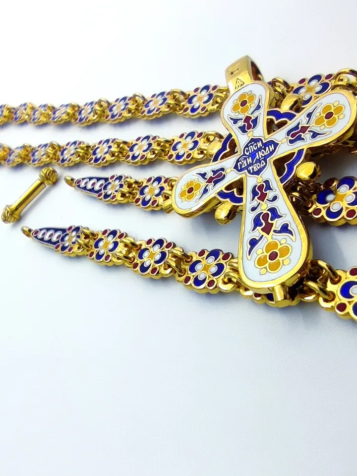 A magnificent set of a cross and chain