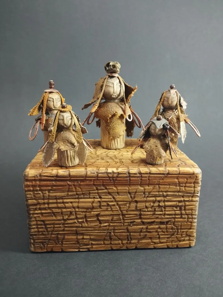 Altar dolls. People are birds. With a handmade box.