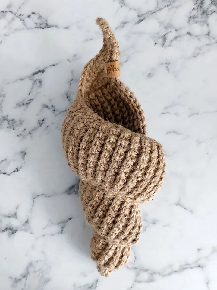 A hanging basket in the shape of a sea shell.
Handmade crocheted seashell made of jute.
Eco-friendly decor in a nautical style. Use the basket as a cachepot for small flowers, organizer for cosmetics, for combs and other items.
