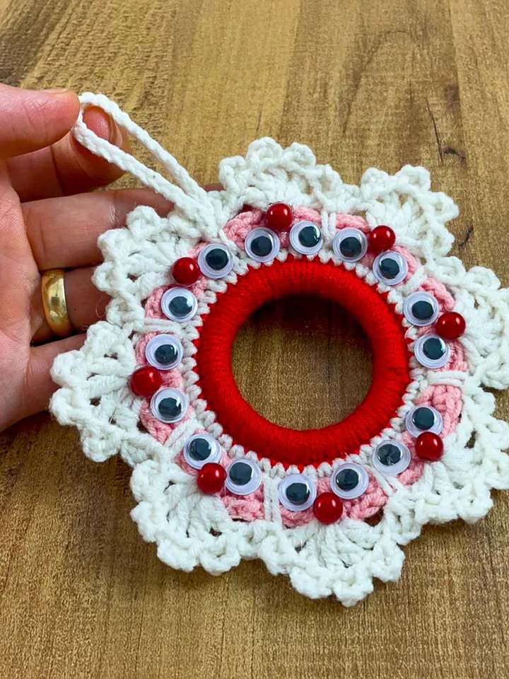 Whimsical Crochet Christmas Wreath Pattern, Fun and Festive Ornament Design, Googly Eye Decor Pattern, Easy DIY Ornament for Christmas Gift