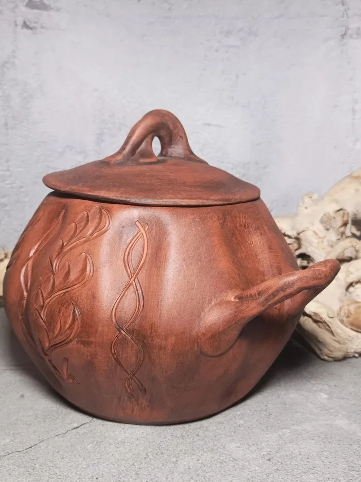 Glay casserole 118,34 fl.oz Handmade with handles and lid, carved pattern