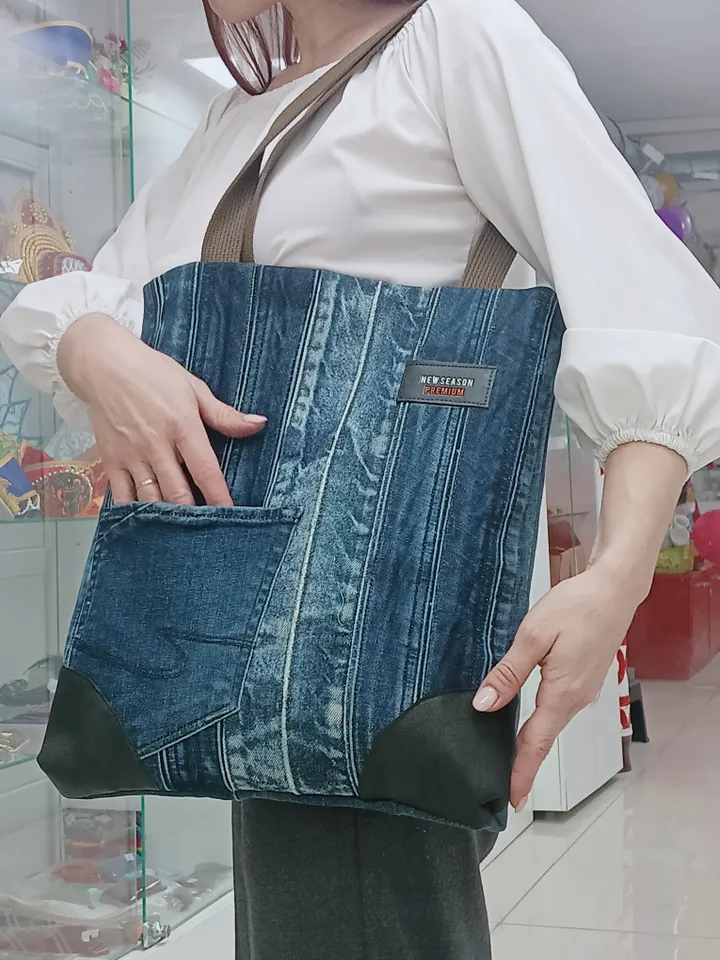 Stylish denim shopping bag, shoulder bag, with pockets inside.