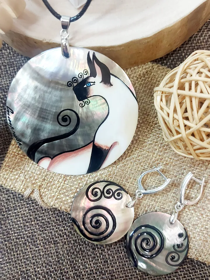 Whimsical Siamese Cat Jewelry Set: Hand-Painted Pendant and Spiral Earrings - Embodying the Grace and Intrigue of Siamese Cats