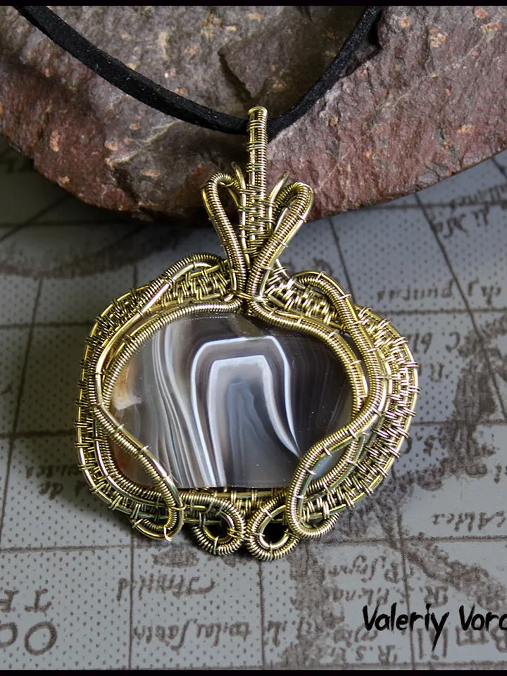 Handmade pendant made of brass wire and natural agate.
