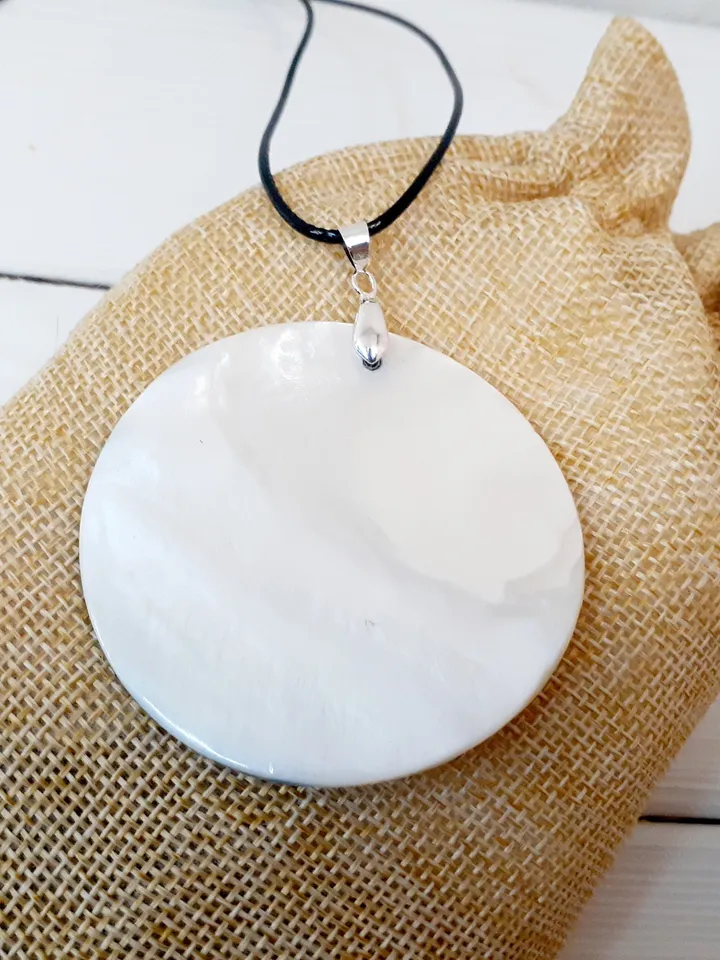 Endangered Elegance: Exquisite Mother-of-Pearl Pendant Depicting Majestic White Tiger - Symbol of Strength, Ethereal Grace, and Beauty