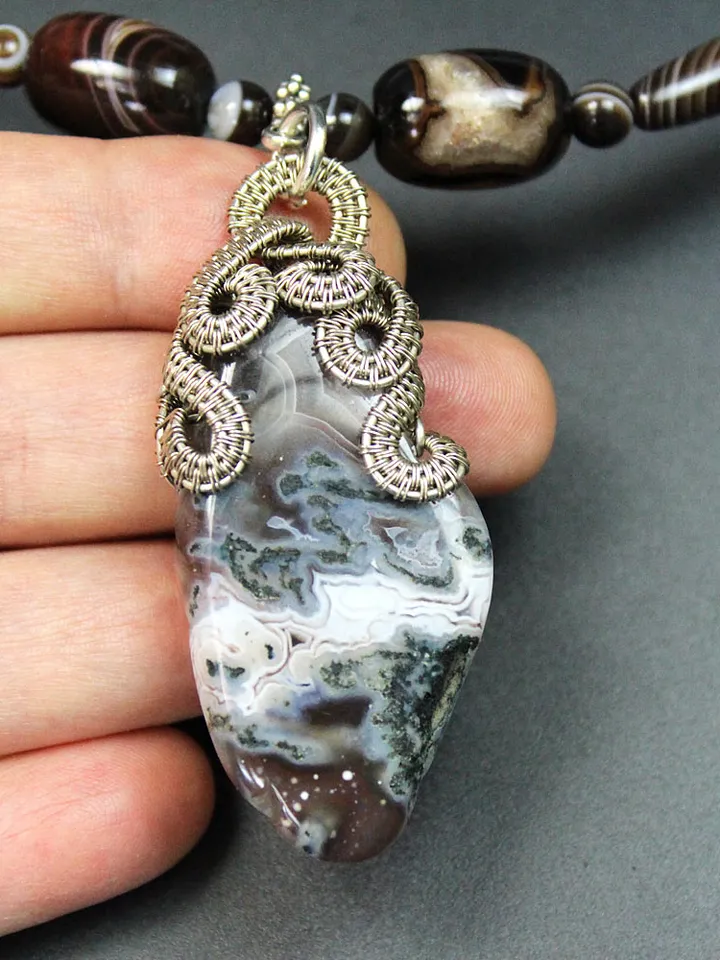Handmade necklace made of agate.