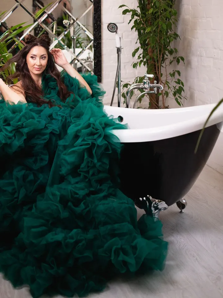 Emerald green maternity dress for mom to be photoshoot