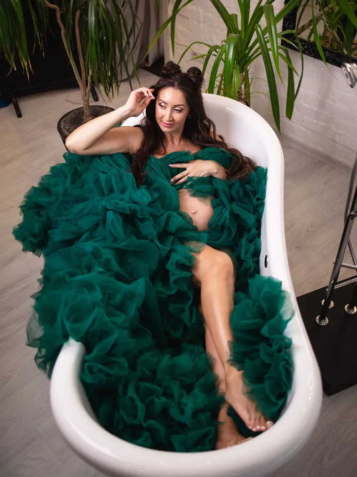Emerald green maternity dress for mom to be photoshoot