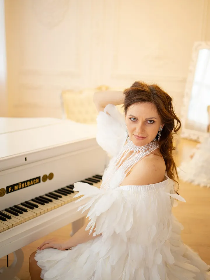 White Feather Cape, White Swan Dress, Fluffy Bridal Robe, Photoshoot Gown, Maternity Robe, Tulle Boudoir Dress, Train Dress, Ruffle Dress