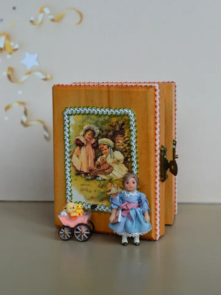 Miniature doll in 24th scale. Tiny doll with accessories in a wooden casket at a scale of 1:24.