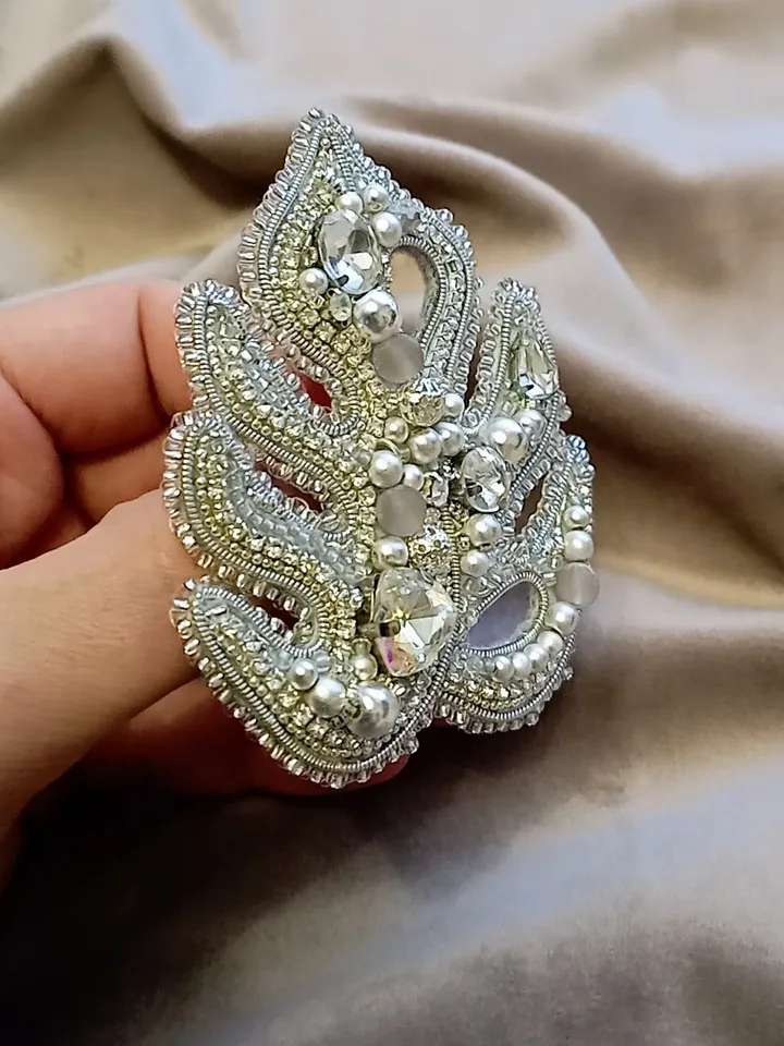 Handmade beaded silver crystal monstera leaf brooch, monstera leaf jewelry, plant monstera gift, winter brooch