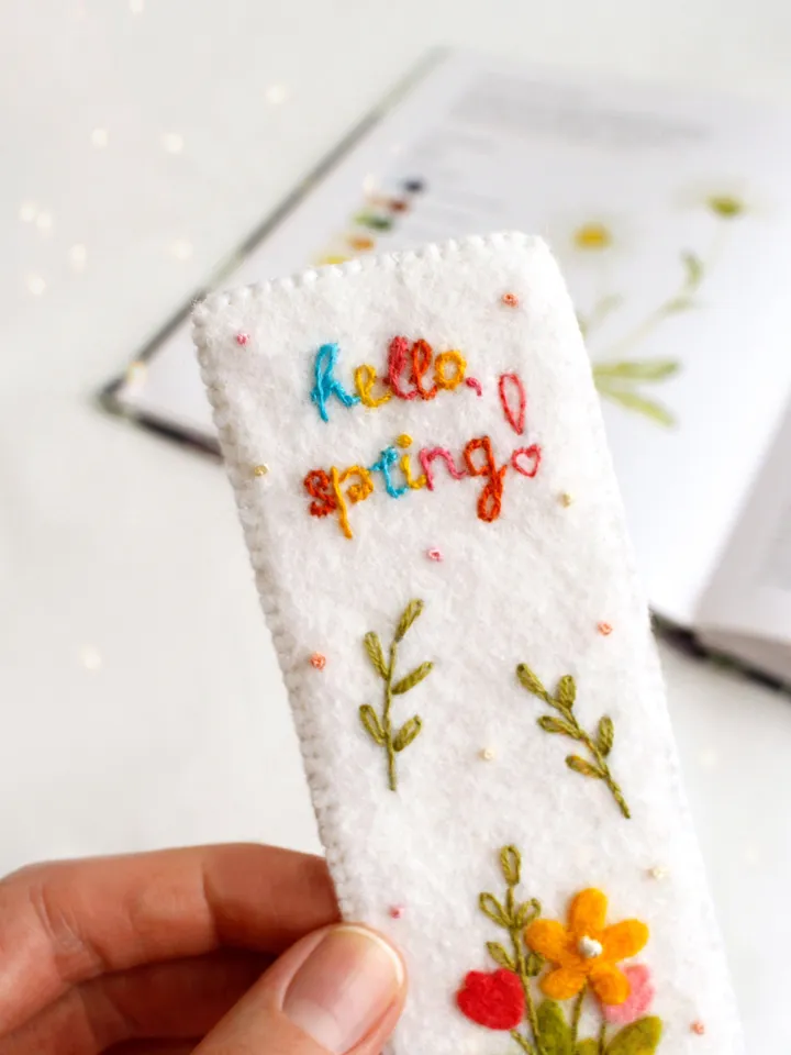 Felt "hello, spring!" bookmark hand sewing PDF tutorial with patterns. DIY Easter ornament. Book lover gift. Felt school supplies