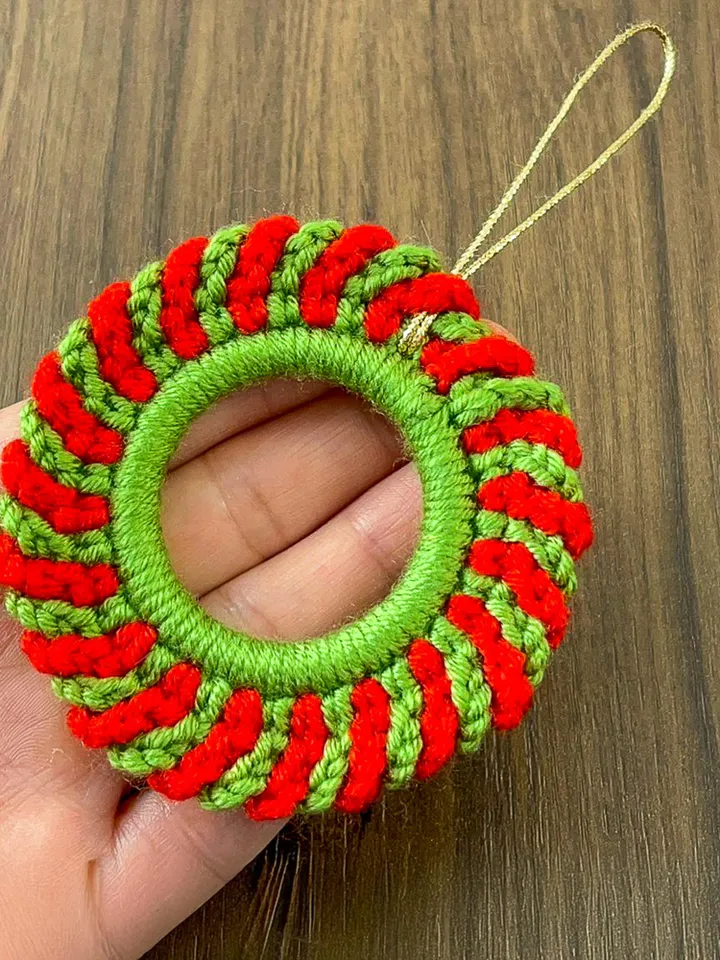 Crochet Holiday Wreath Pattern, DIY Red Green Christmas Ornament PDF, Handmade Festive Décor Tutorial, Beginner Crochet Project