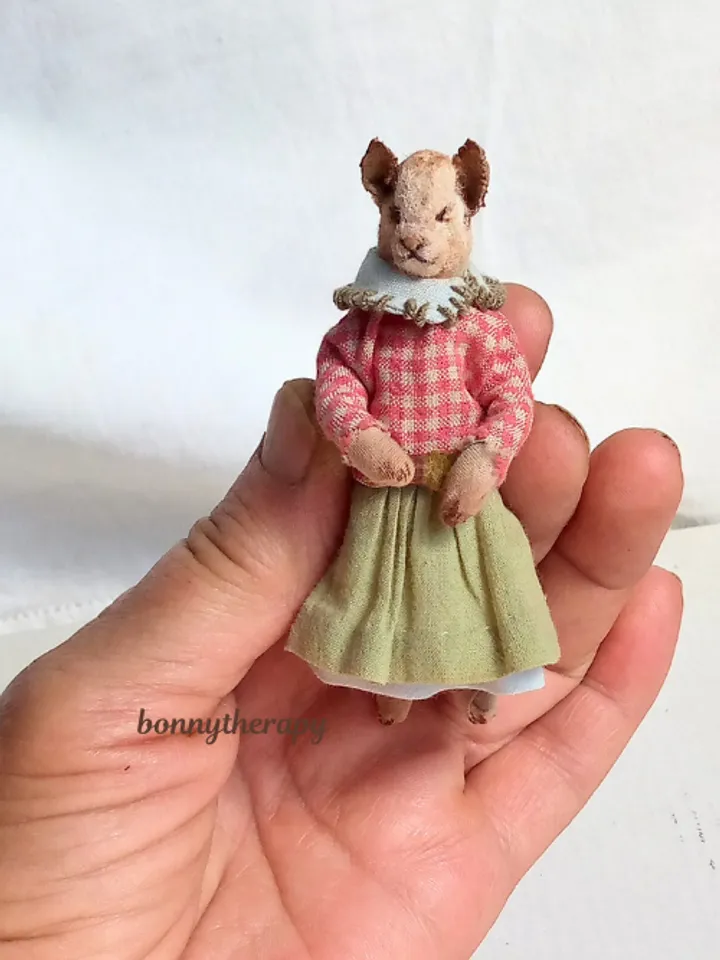 Miniature pussy cat figurine, 8.5 cm (3.2 inches ) high, can be a small gift.