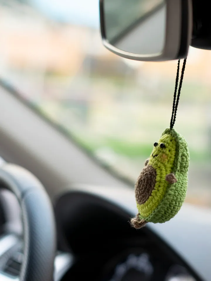 Avocado keychain, crochet toy, cute avocado amigurumi, gift for vegan, keyrings
