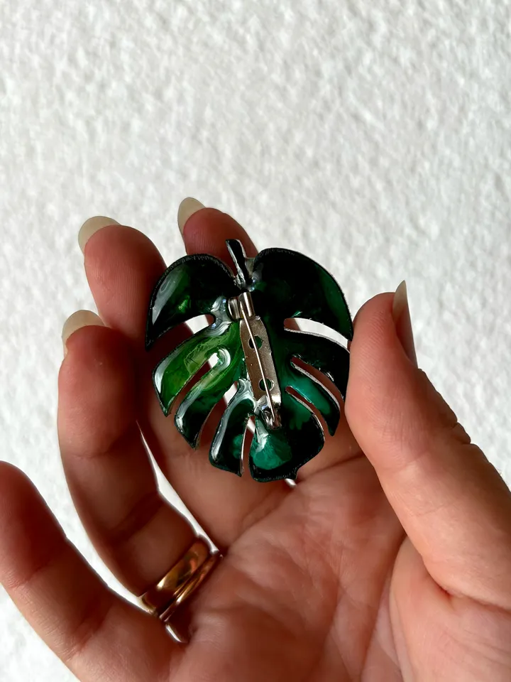 Brooches made of resin leaf monstera, unique brooches, brooch in the form of a leaf monstera, large brooches, jewelry for a wedding bag