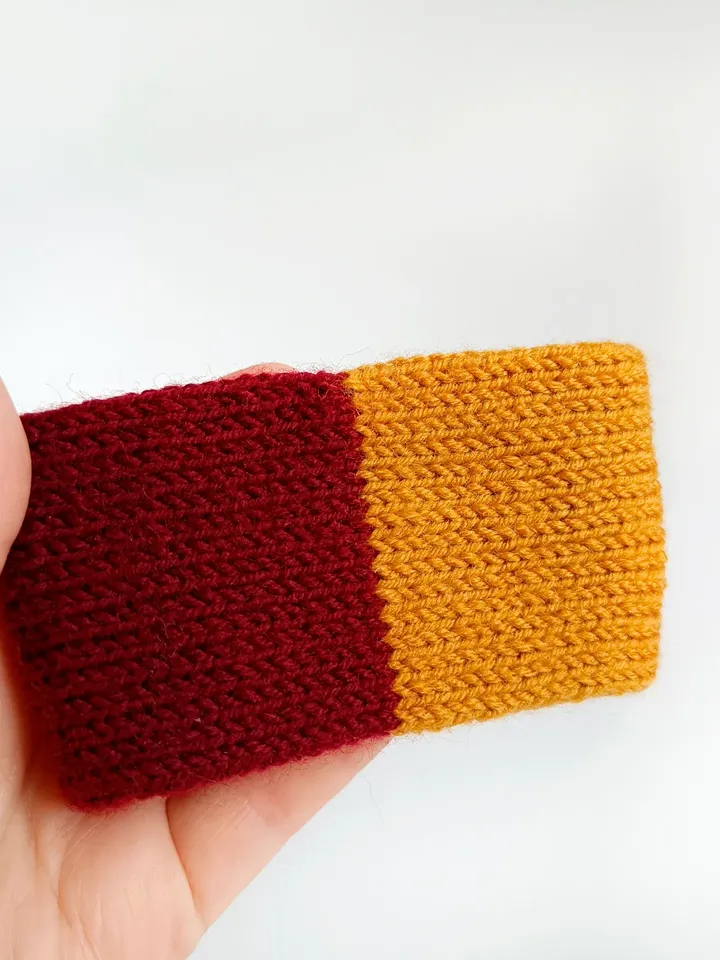 Gryffindor Coffee cup holder knitting pattern