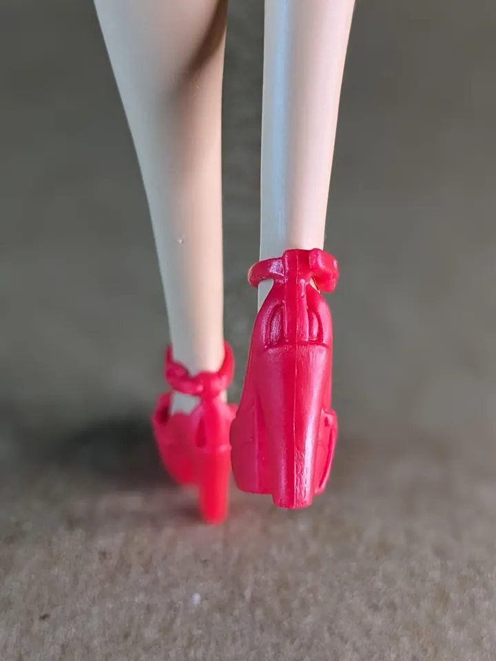 Red high heel buckle shoes for 1/6 scale female dolls