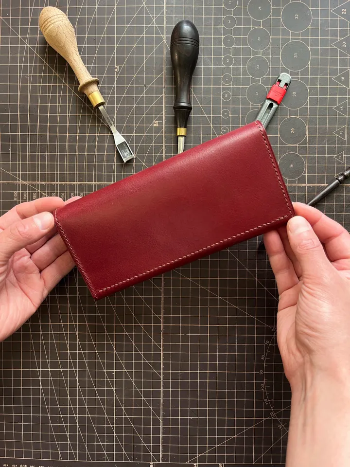 Pattern of a classic women's wallet - Pattern of a leather wallet - Download PDF & video TUTORIAL. Punch pitch 4 mm.