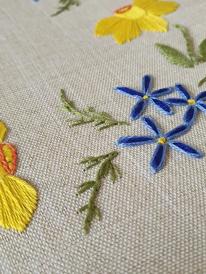 Hand embroidery kit Daffodils, craft kit for Beginners and Beyond, easy embroidery wreath of daffodils