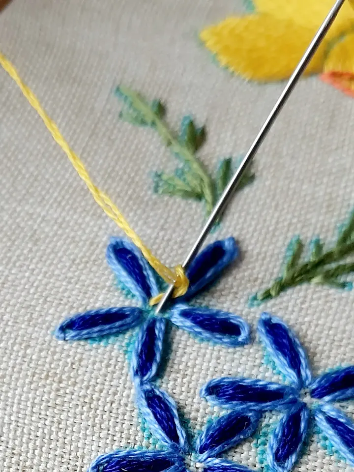 Hand embroidery kit Daffodils, craft kit for Beginners and Beyond, easy embroidery wreath of daffodils