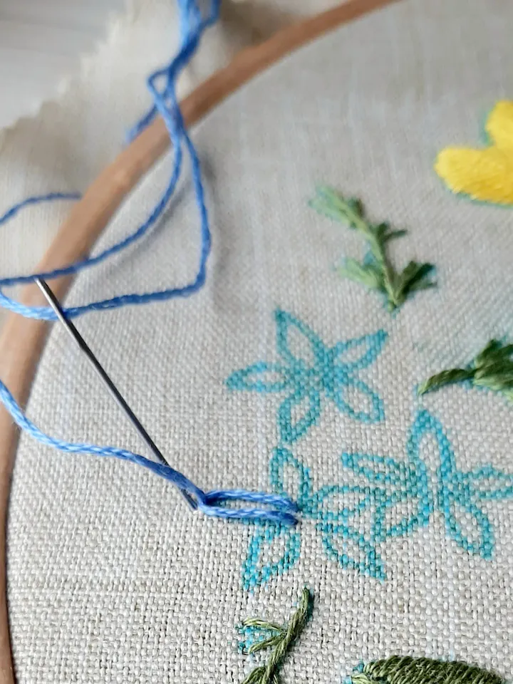 Hand embroidery kit Daffodils, craft kit for Beginners and Beyond, easy embroidery wreath of daffodils