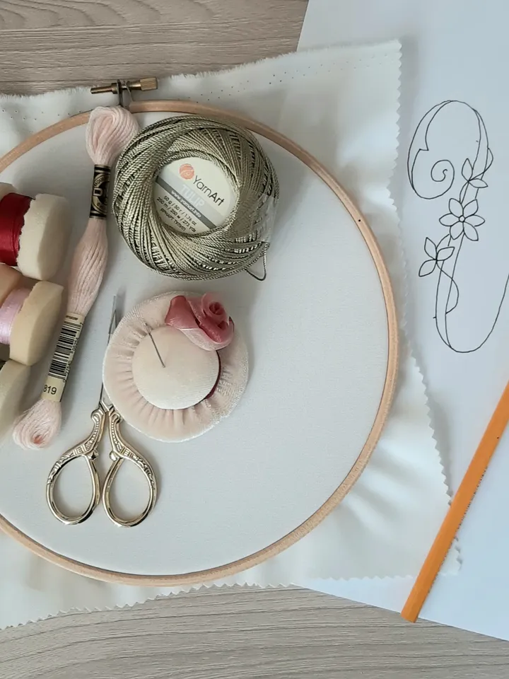 Floral alphabet letter U pdf hand embroidery beginner Flower monogram ribbon embroidery