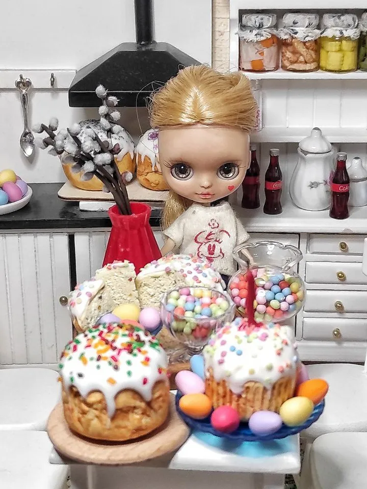 Easter, Easter decor, Easter decor for dolls, dollhouse decor, Easter Kulich, mini food, realistic miniature