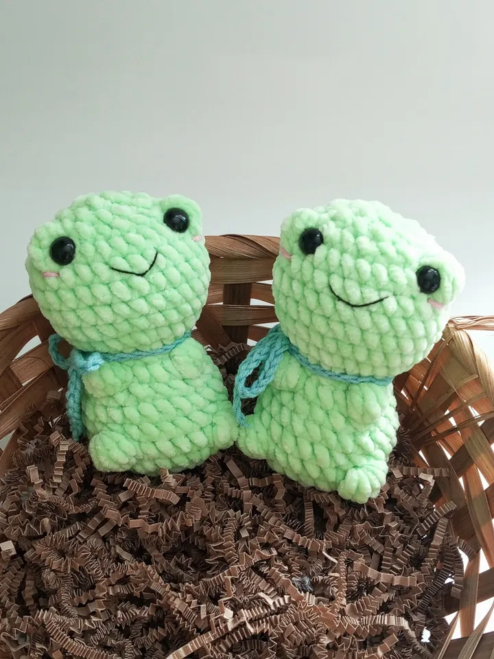 Amigurumi crochet pattern frog, English crochet pattern frog, PDF