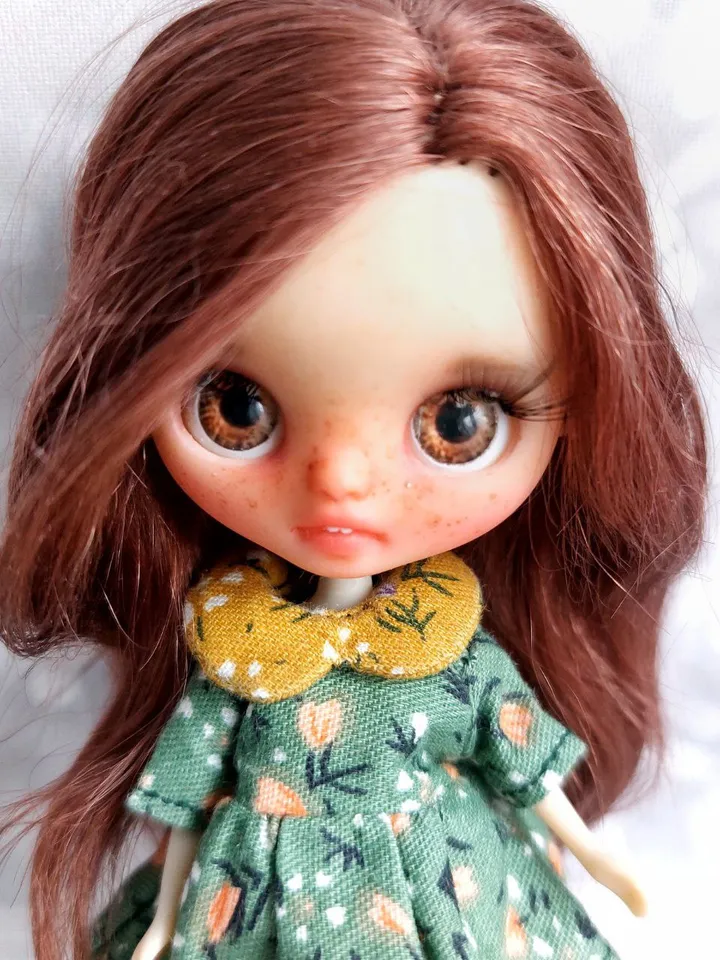 Miniature Blythe doll with natural brown hair. A charming addition to your collection.
