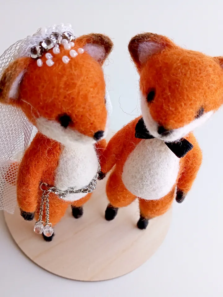 WEDDING GIFT for couple/Wedding cake topper Fox/Animal wedding/Woodland Wedding/Bride & Groom Figurine/Desk Foxy Couple