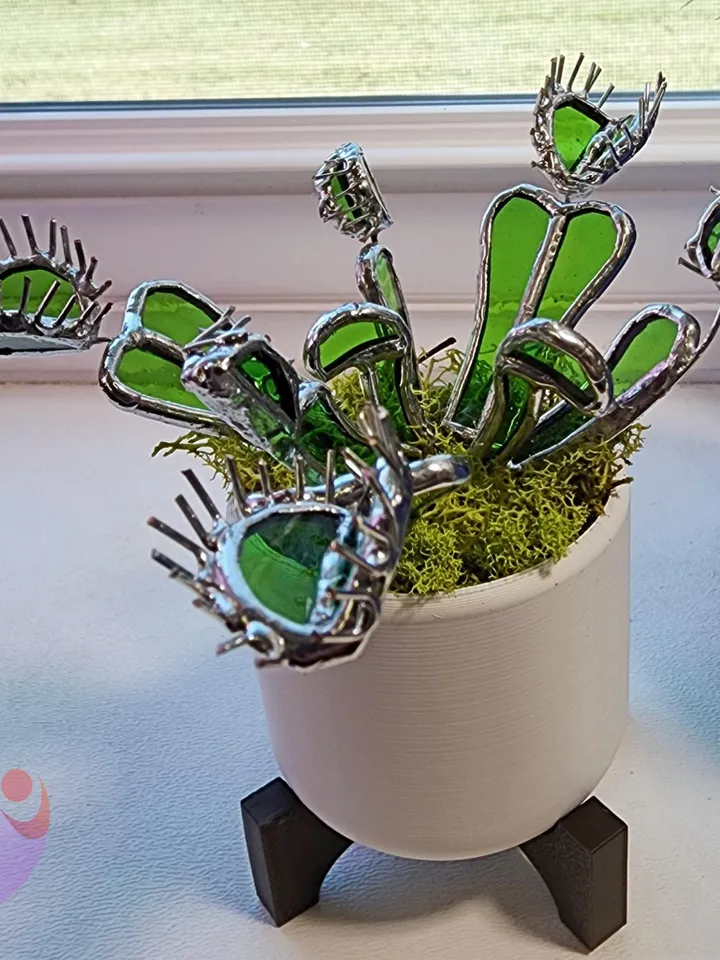 Stained Glass Venus Flytrap Suncatcher in Pot Unique Garden Decor Art Piece with Stand Decorative Home Accent for Carnivorous Plant Lovers