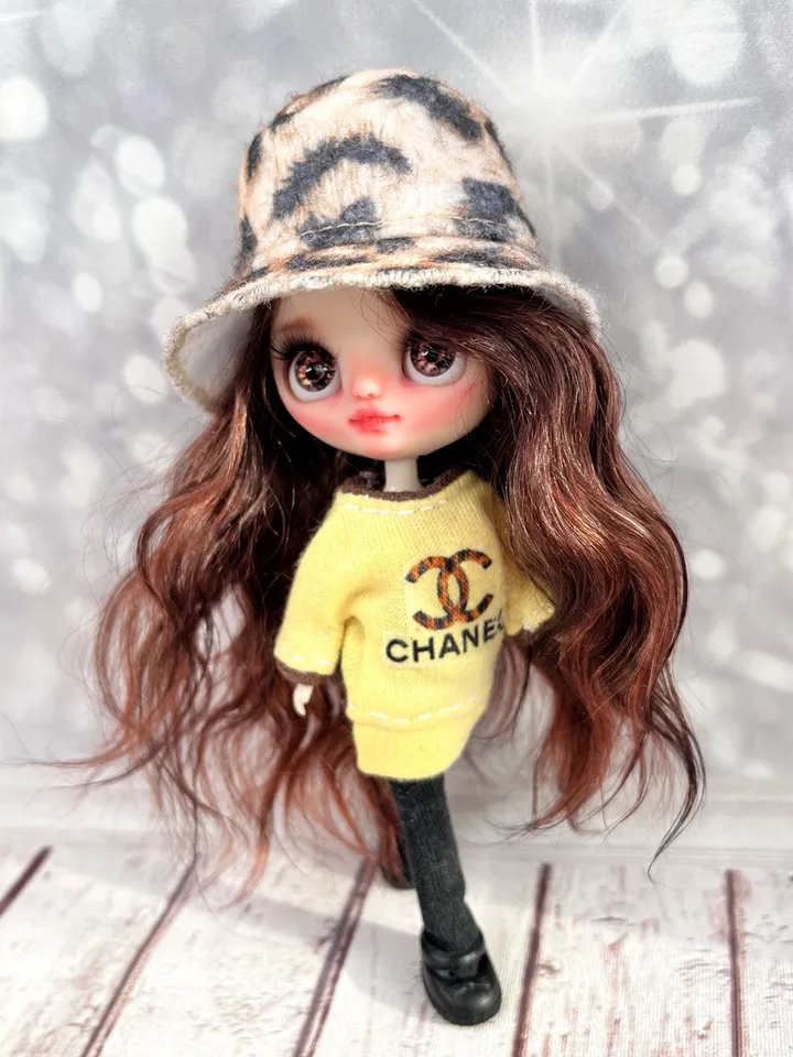 Reserve Sam . Glamorous Fashionista. Charming Petite Blythe doll with brown hair and brown eyes.