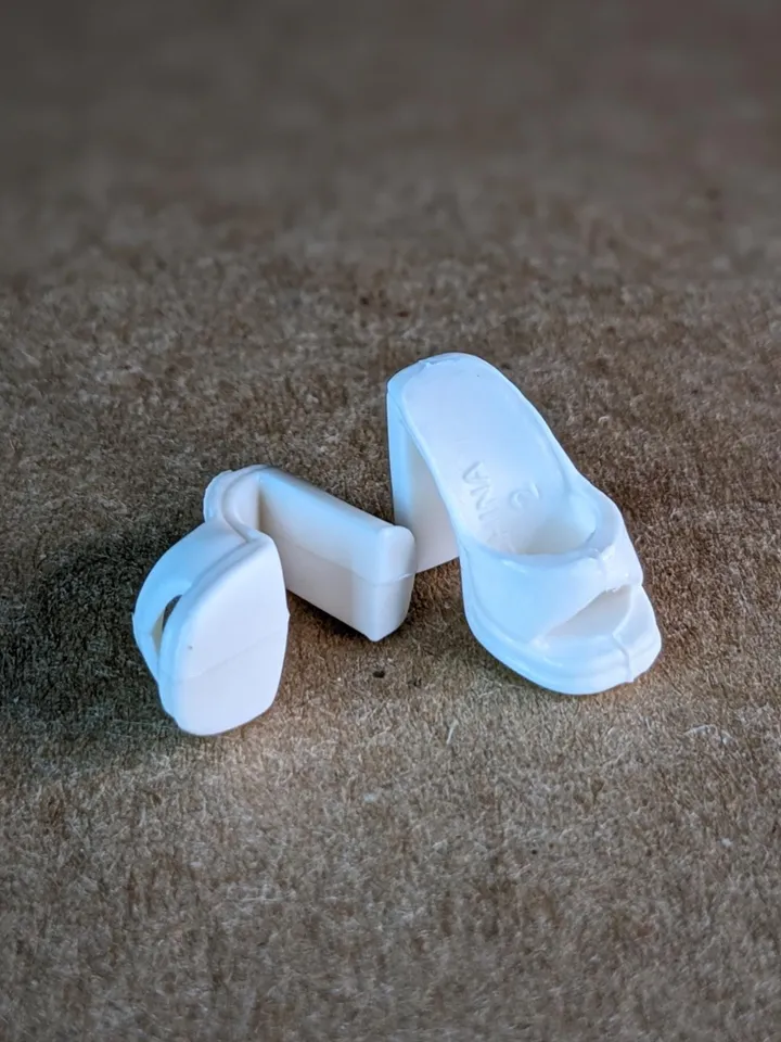 White slippers with wide heels for 1/6 scale female dolls