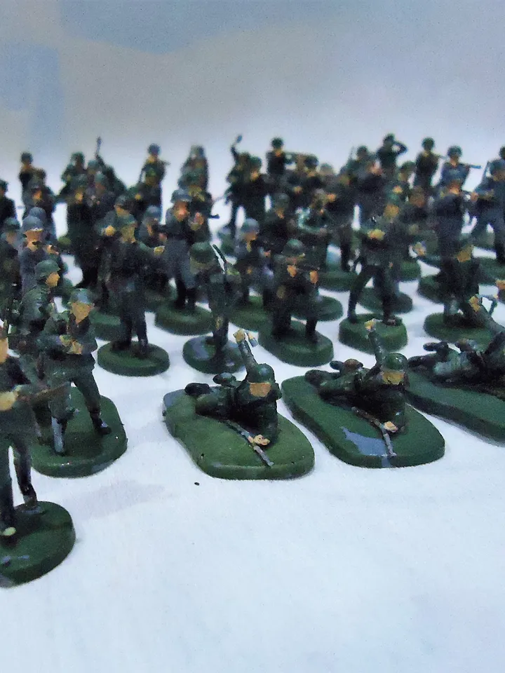 ZVEZDA 8078 GERMAN INFANTRY PLATOON 1942-1944 75 figures. Rare